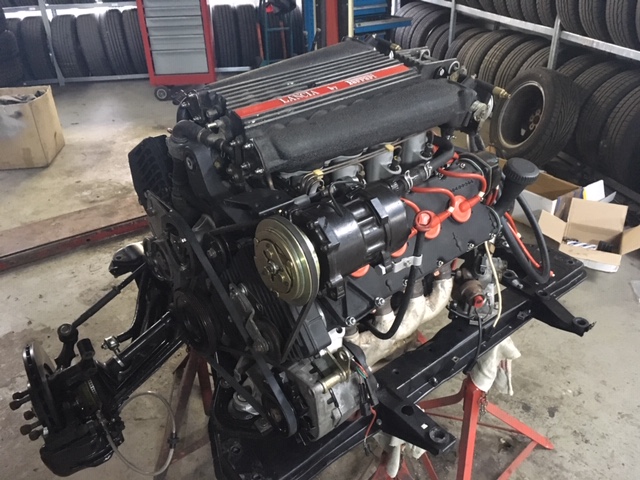 Lancia Thema 8.32. Komplett überholte V8 Antriebseinheit kurz vor den Einbau.